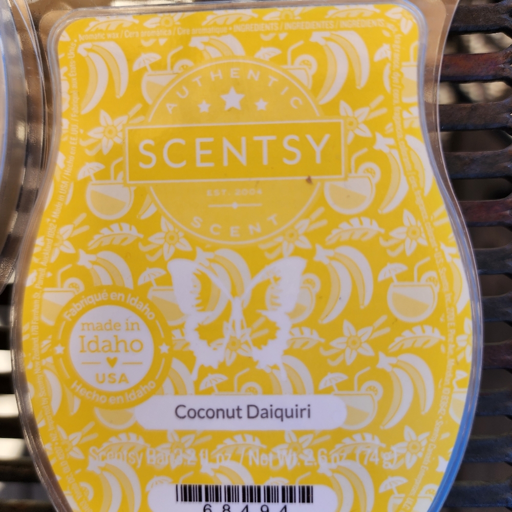 2 Coconut Daiquiri Scentsy Wax Melt Bars RETIRED NEW STOCK - Picture 3 of 3